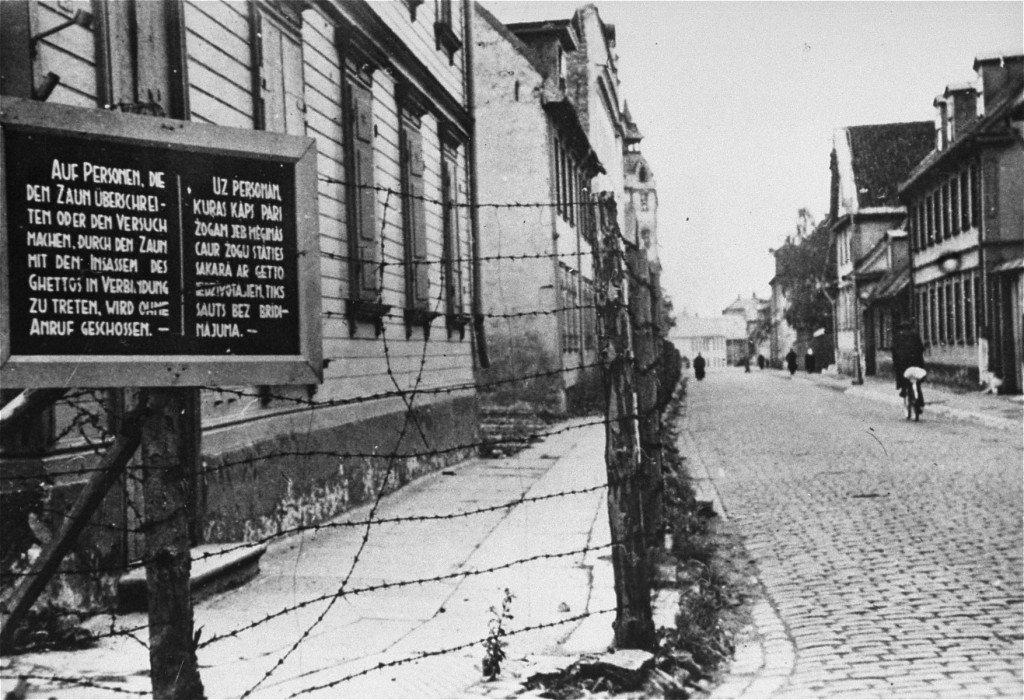 1941年，里加犹太隔离区围栏上的告示牌，用拉脱维亚语和德语写着：“任何越过围