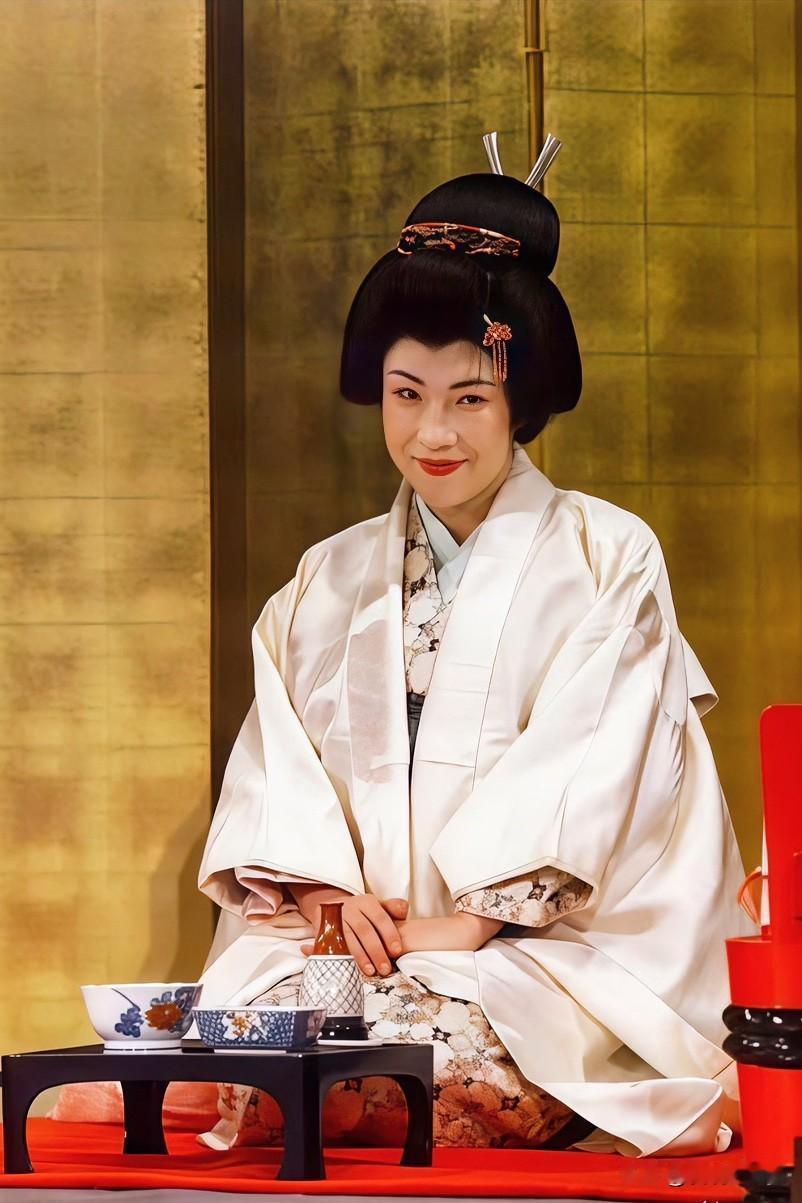 和服盛装下的高市早苗，徐娘半老，风韵犹存，安倍确实有眼光，培养出这么有出息的接班