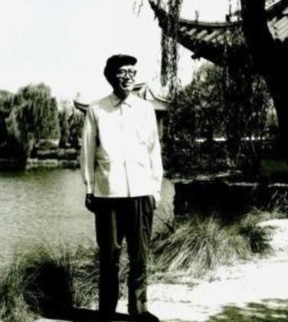 1975年6月，张闻天同志获准迁居江苏无锡。同年8月，他同妻子刘英及养女来到无锡
