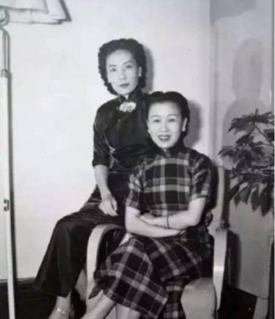 深夜，黄金荣的儿媳妇李志清偷偷跑进公公房间。李志清脱掉身上的衣服，小心翼翼的走上