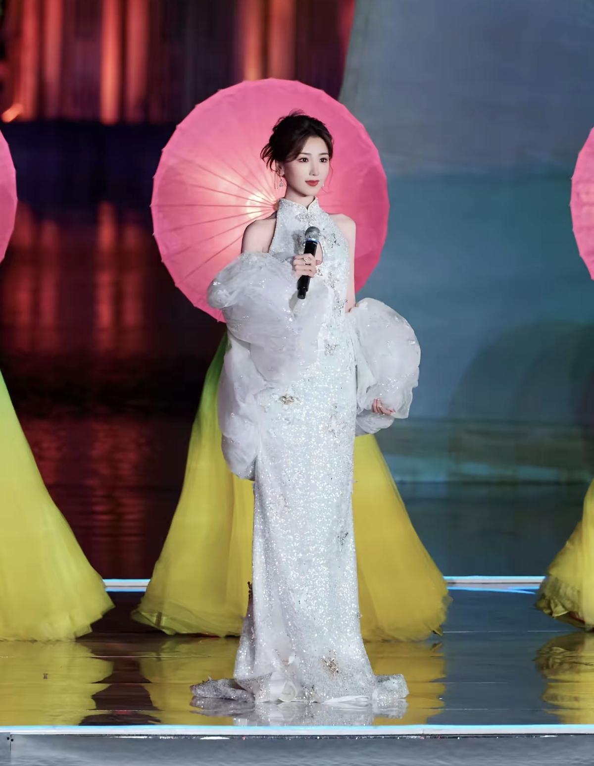 毛晓彤一袭灵白蝴蝶亮片旗袍，将东方古典美与现代璀璨感完美融合，每一处细节都在诉说