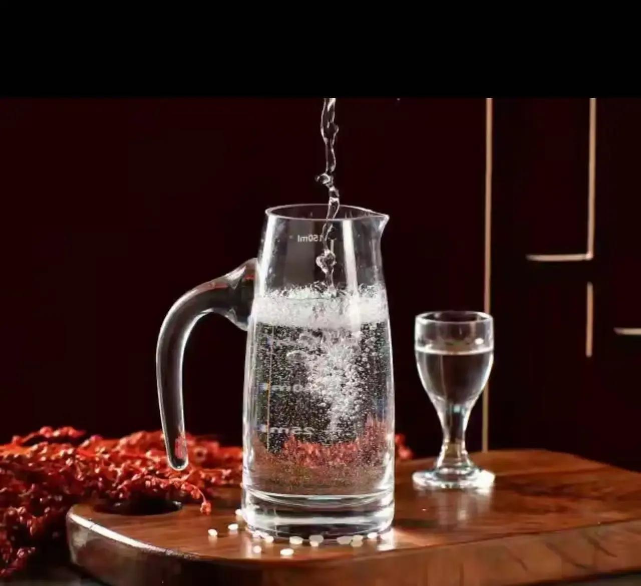 安徽一男子网购发现假剑南春，竟然一口气买了3箱，准备让商家赔到吐血！可当他将商家