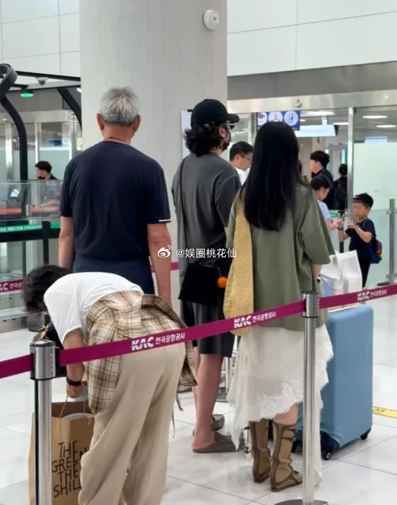 南非偶遇到雷佳音还有他老婆翟煦飞，私下里的雷佳音是一点不注重个人形象，一头长发胡