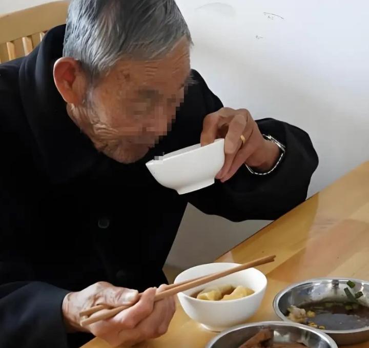 2023年，浙江，一位老人每天到楼下早餐店喝豆浆，老板娘看他独居可怜，五个月没收