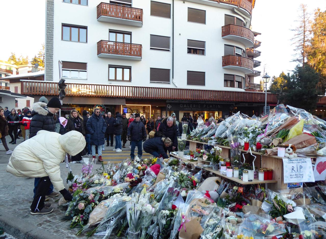 揪心！瑞士酒吧大火40人遇难半数是孩子1月4日瑞士警方证实，新年夜滑雪胜