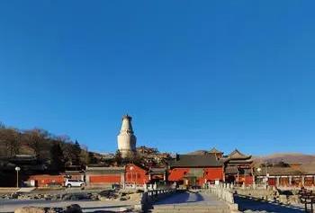 五台山五爷庙关门修缮，这是官方的正式公告，而我更倾向于是其过度的商业化引起了国家