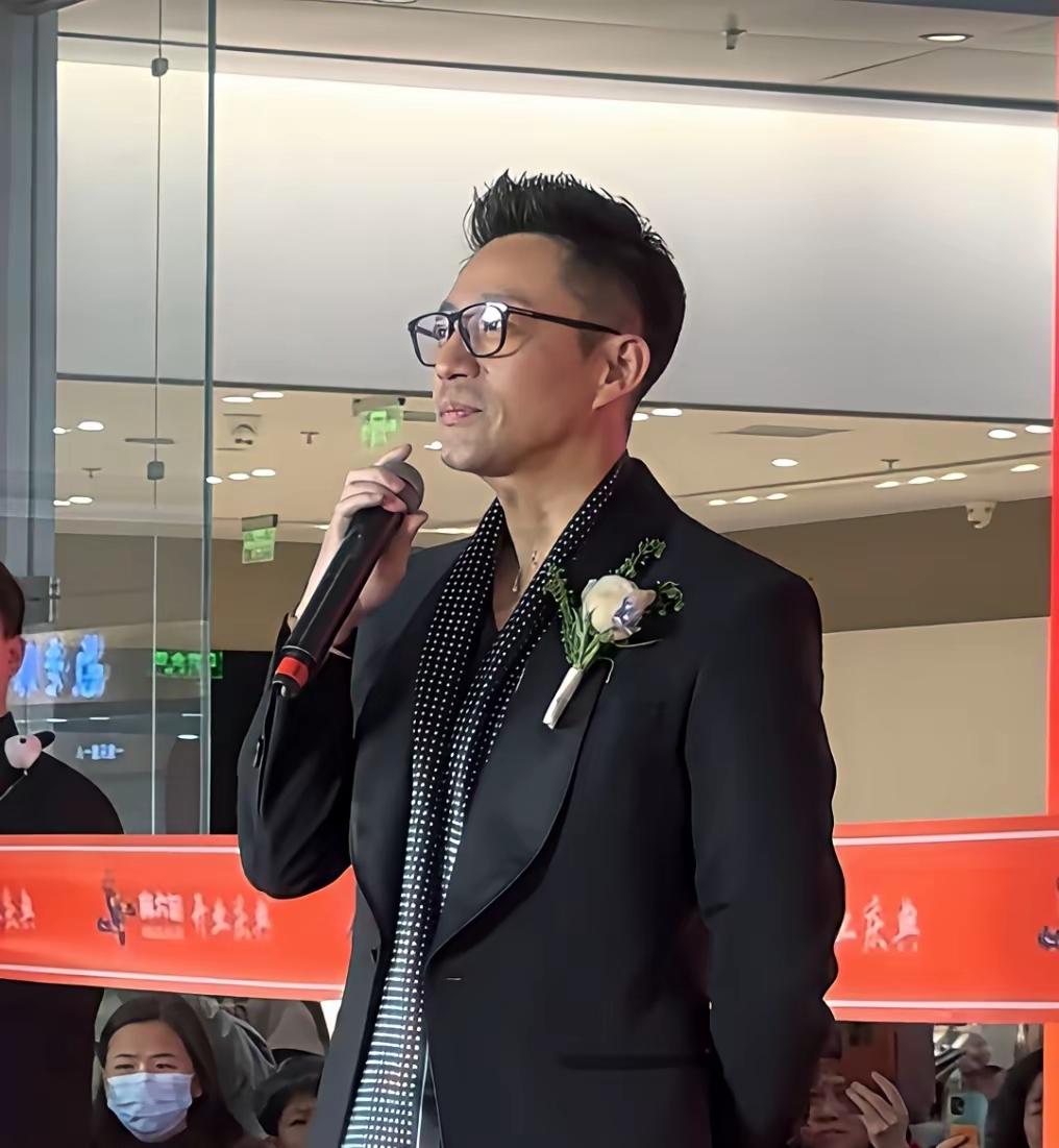 这次邯郸麻六记开业，汪小菲的状态和穿搭，看起来来非常帅气有型啊。一身正式西装