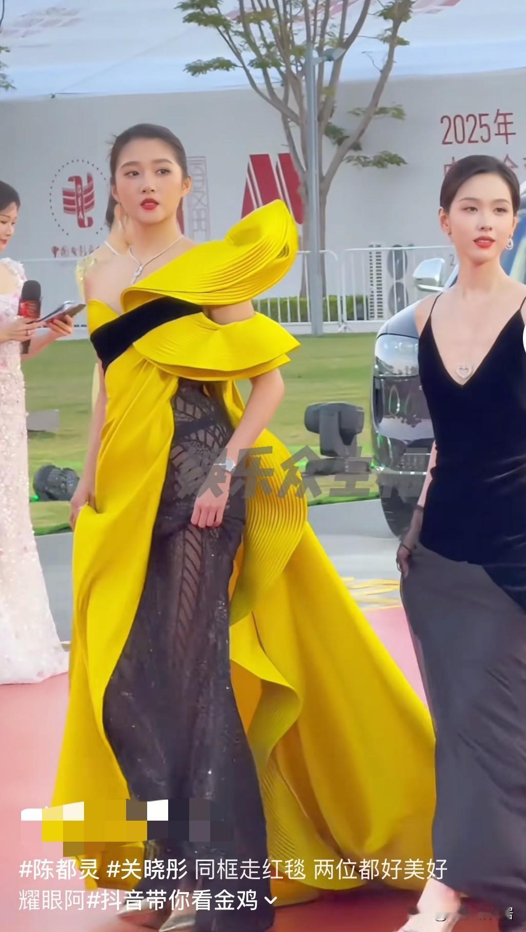 是谁这么损，这么安排啊，这不是故意给关晓彤难堪吗？本来关晓彤骨架大自己出场还