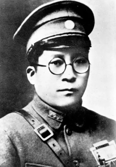 1947年除夕夜，几个特务把杨虎城的妻子谢葆真捆绑在床上。突然，他们将粗大的针头