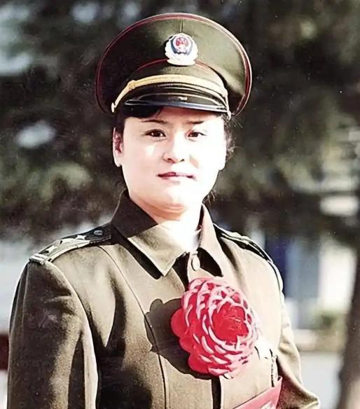 1988年，女警官王玉荣完成潜伏任务后没来得及更换制服，被两名彪形大汉硬拽进一辆