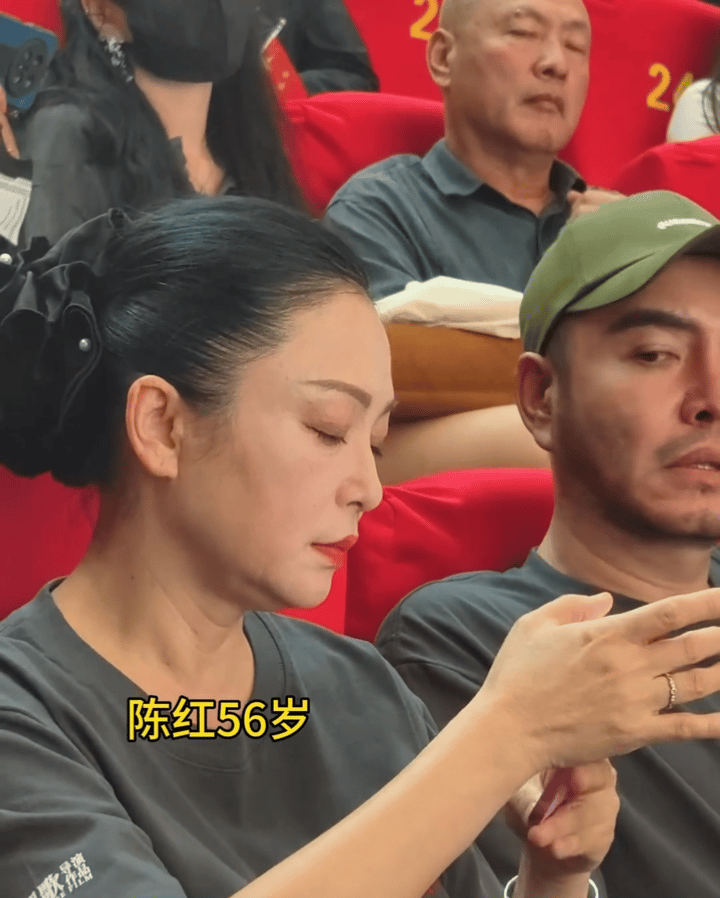 真不愧都是陈家人！陈凯歌原来和陈建斌一样年轻时都是颜值派“为啥和陈导的女