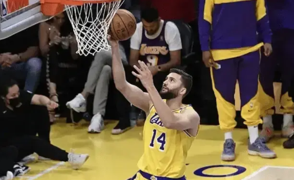 NBA情报局7月4日讯据知名媒体TheAthletic湖人跟队记者DanW