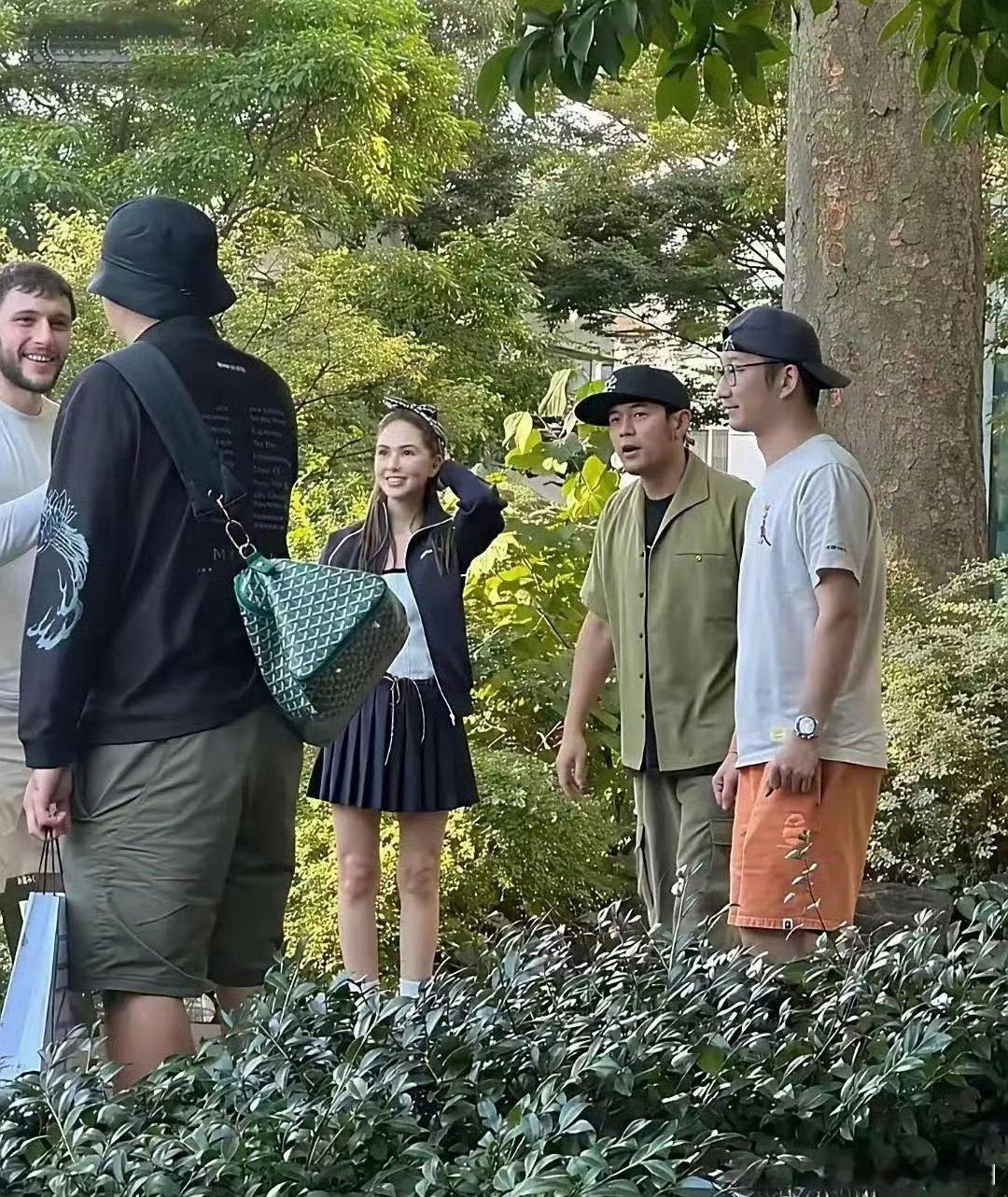 周杰伦现在是真的配不上昆凌了，俩人在一起好像大叔和女学生的感觉…