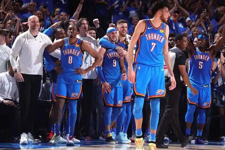 我相信鸭梨失误肯定能控制，毕竟上赛季季后赛有样本，但是最可怕的是鸭梨这场不是效率