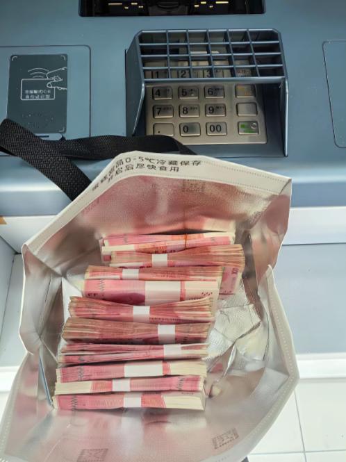 一定要努力存钱当你的存款达到100万、200万的时候你就可以靠着利息生活