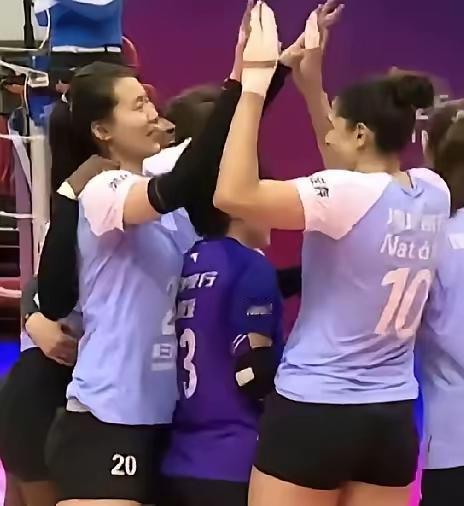 全负战绩输山东和江苏女排的天津队，一边瞅准常规赛积分排名，一边和北京女排轮流固守