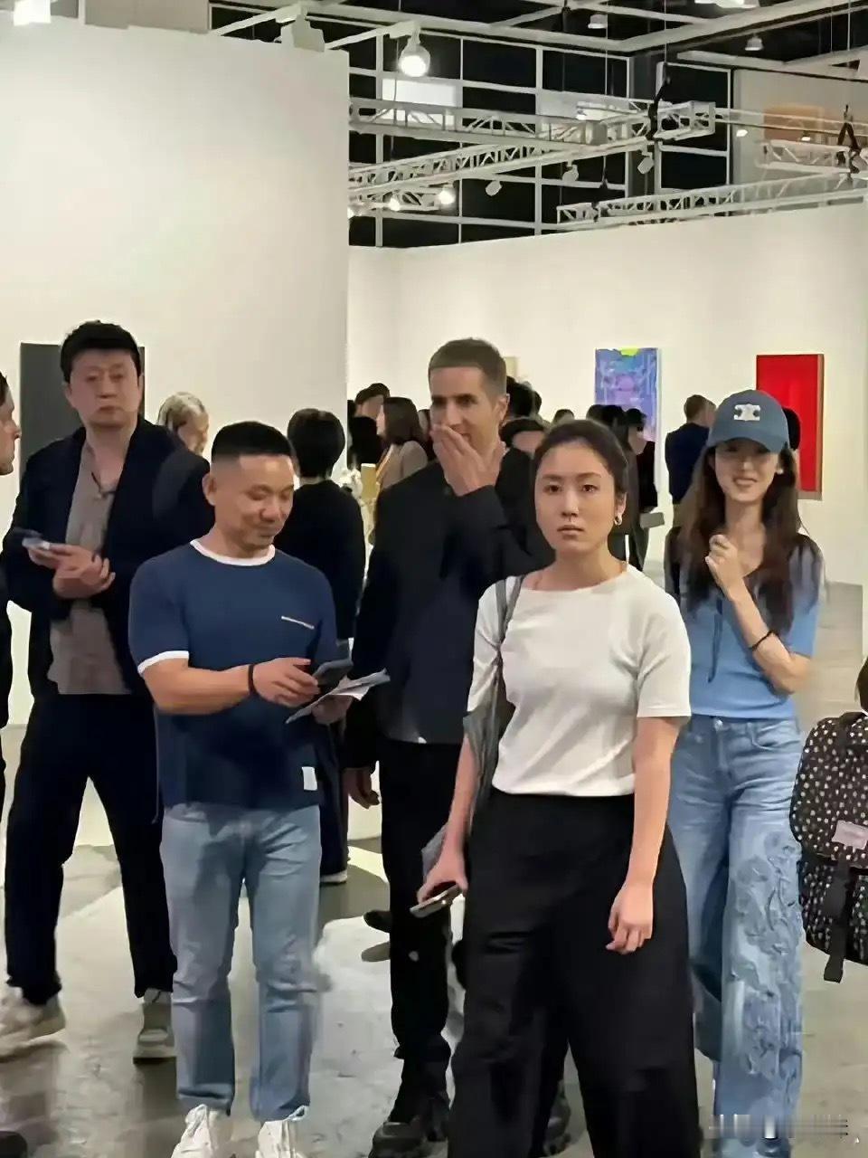 没有美颜滤镜的刘强东夫人也这么耐看，被事业耽误的偶像[笑着哭]