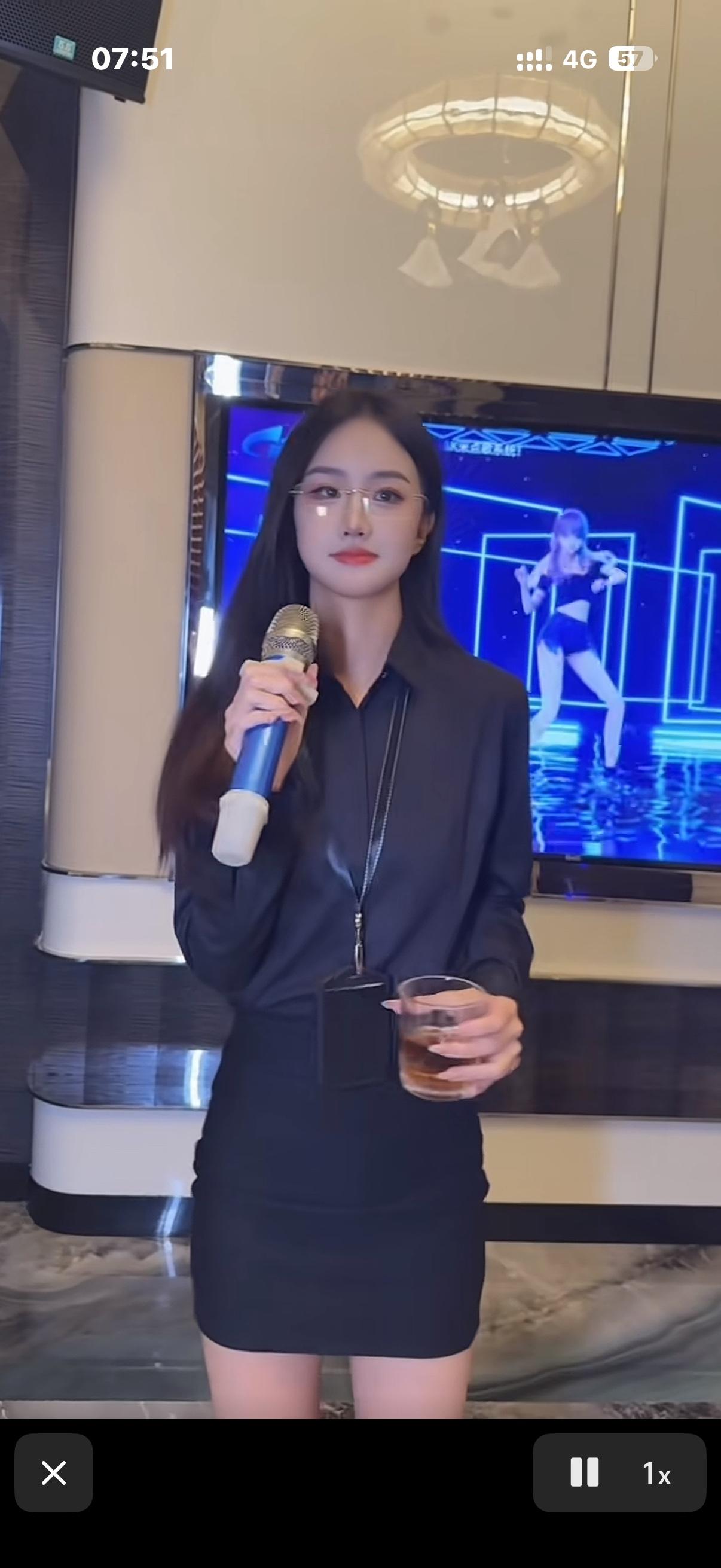 公司新来的同事，本科学历，能唱，能喝，毫不夸张地说是全能型人才，不知不觉，身