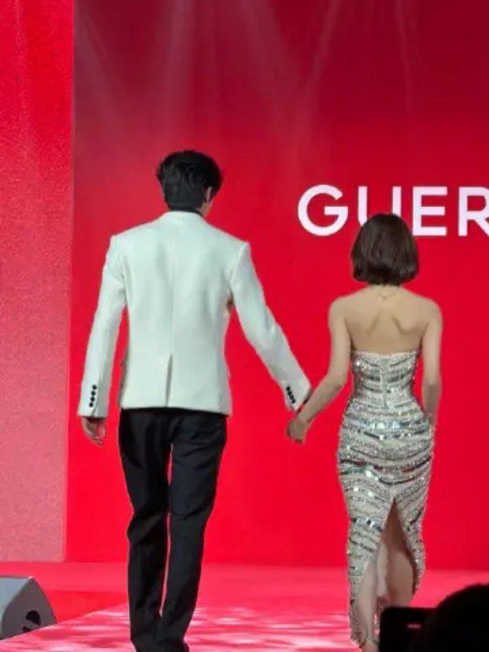 天惹！！爸爸妈妈不要太配😭完全就是婚礼现场的新郎新娘啊心理委员你不用来了我太得