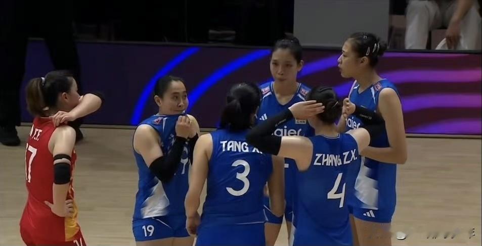 首局惜败！中国女排20-25不敌捷克先丢一局中国女排对阵捷克女排首局鏖战失利