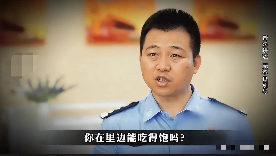 2023年，吉林长春净月监狱，一名女子探视完服刑的丈夫后久久不肯离去，她哀求狱警