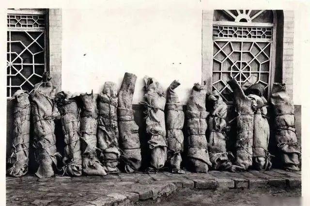 尸体被毛毡紧紧捆扎，然后拍照，用来向蒋介石邀功请赏。他们是西路军战败后遇