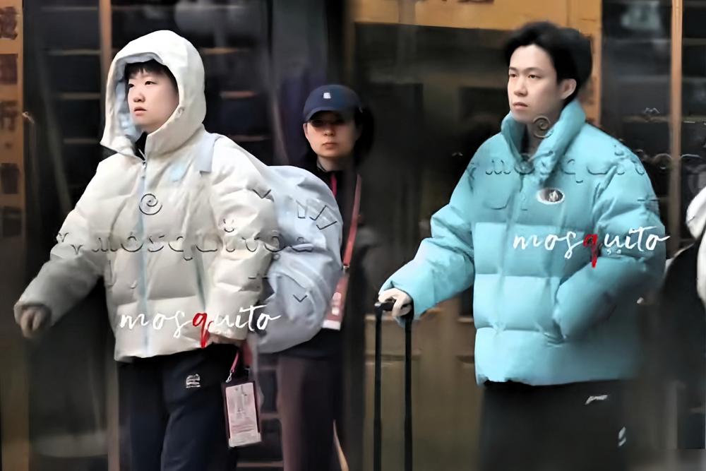 今天一起上训的俩宝又同框啦！莎莎戴着个小帽子，可爱晕了！大头呢？跟在