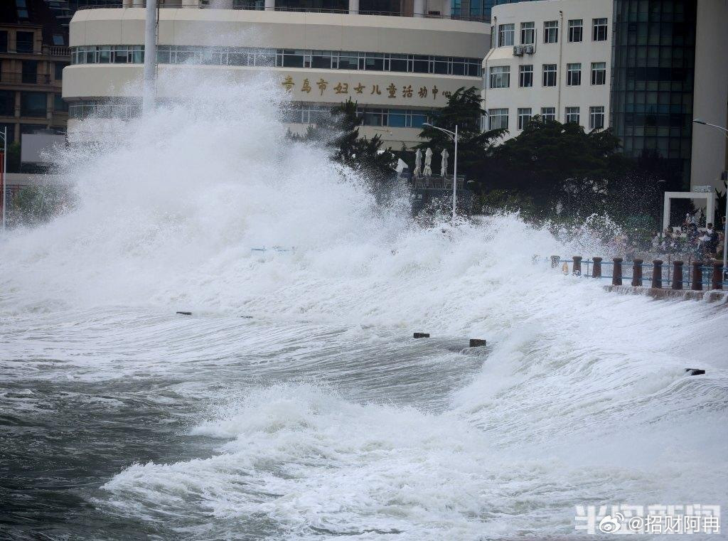 巴威发威青岛巨浪滔天受台风“巴威”外围环流北上影响，7月12日青岛沿海掀起滔天