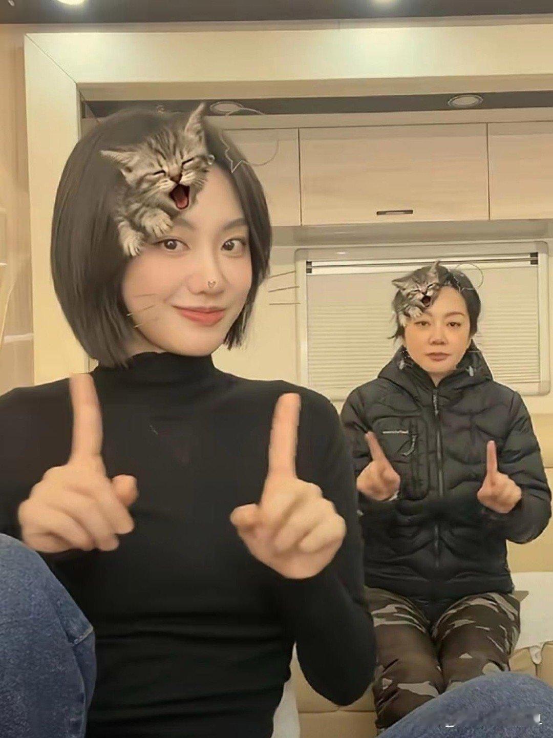 闫妮与女儿同框太吸睛!女儿颜值超高,五官精致又亮眼,妥妥的美人胚子,和妈妈站在一