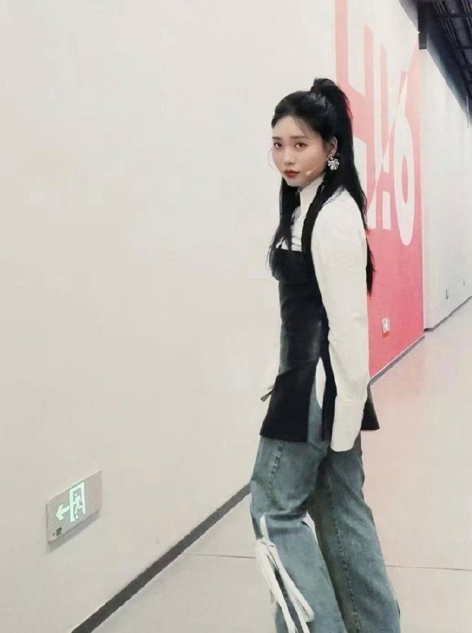 李雪琴减肥后苗条了很多，可惜吃亏在有一张圆圆的脸，镜头里还是显得有点胖乎乎的​