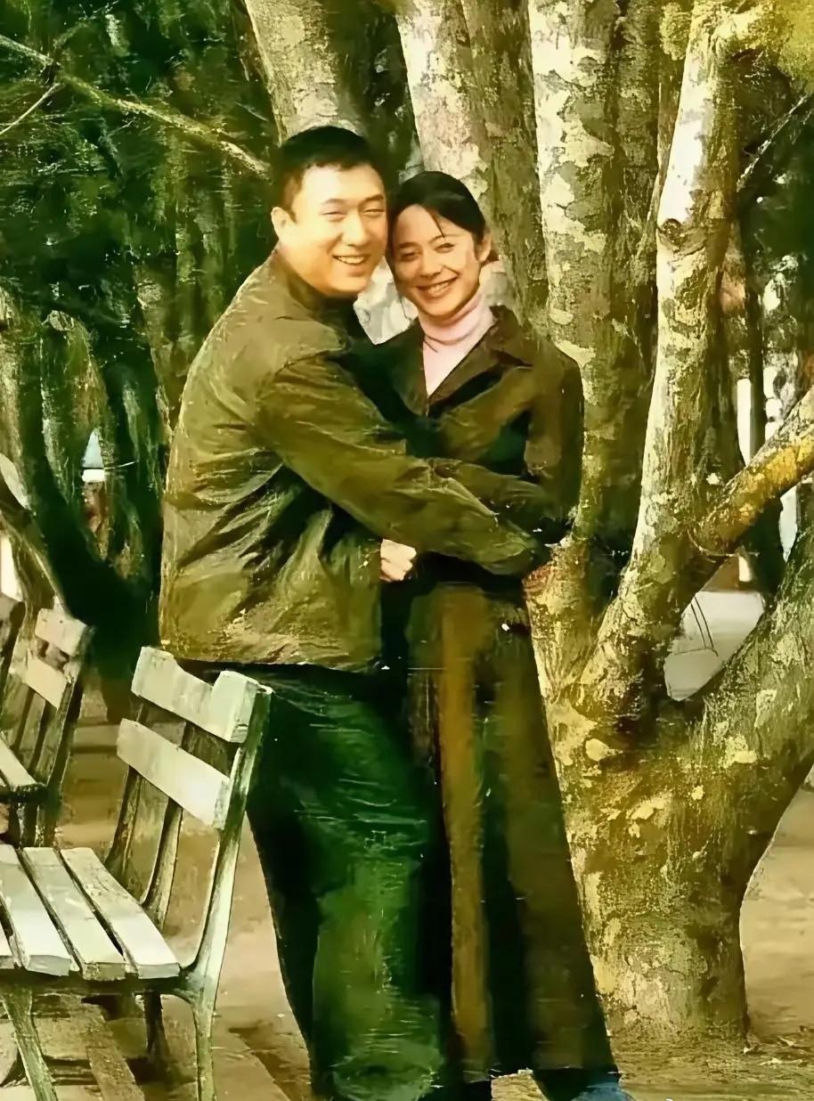 翻到这张老照片直接看懵了！孙红雷当年搂着的美女居然是她！照片中的女孩是丁嘉丽。