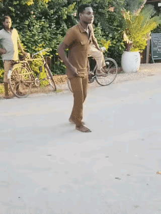  哪是差不多啊，简直长得一模一样，怪好笑的