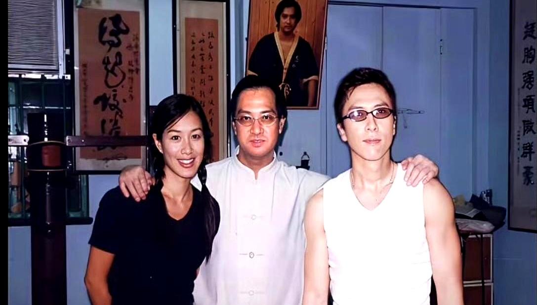 29岁钟丽缇单挑36岁甄子丹？旧照疯传我刷到那张模糊合影，心跳还是漏半拍