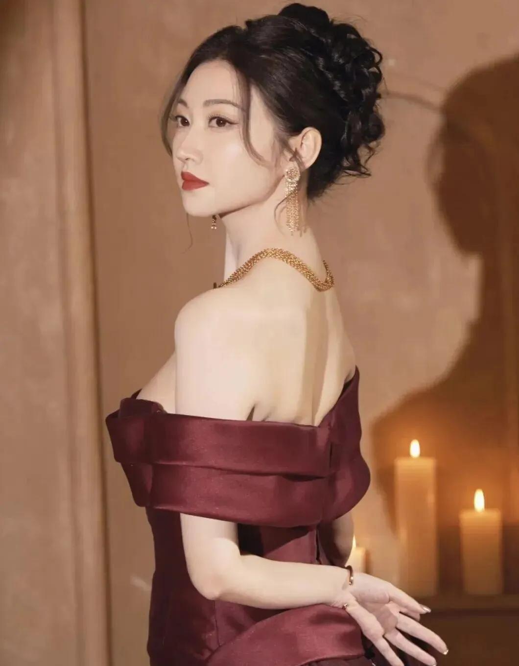 景甜酒红长裙太绝了！复古优雅千金风💃景甜这组酒红礼服造型直接美到失语！?