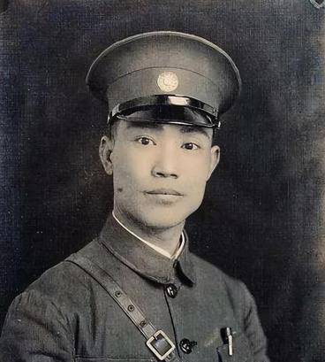 1944年，陈诚就任第一战区司令长官时，李延年已是战功赫赫的兵团司令。在一次军事