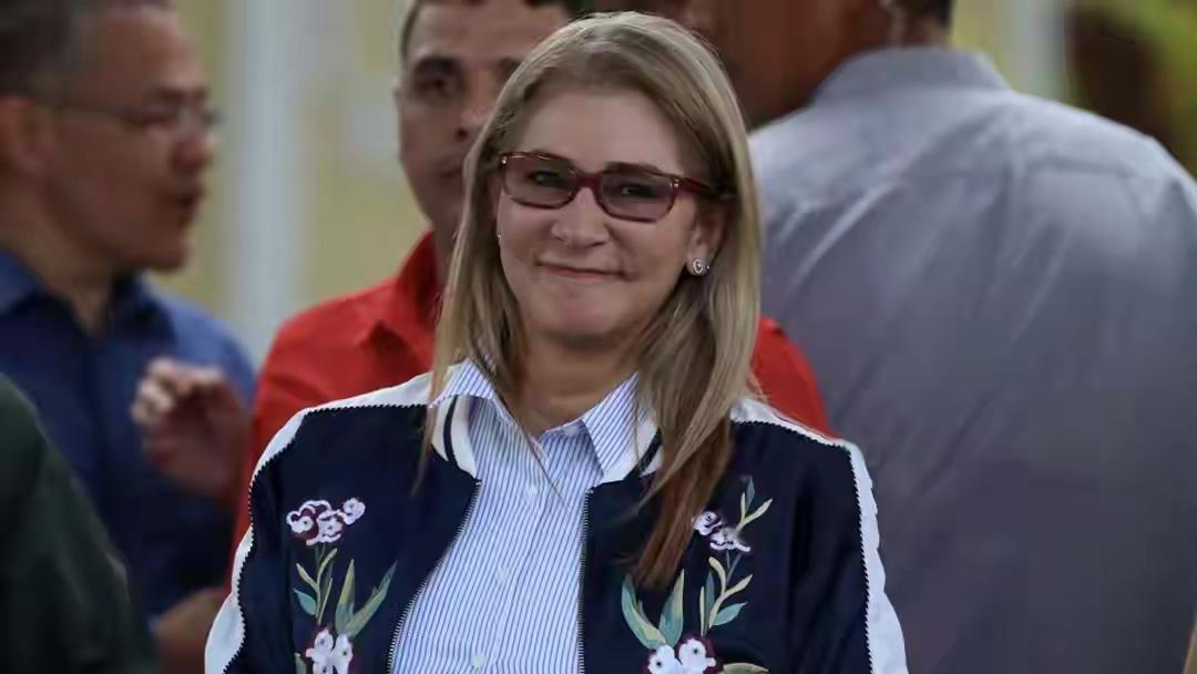 马杜罗的经历都可以写成小说了，2013年身为总统的他娶了56岁离异有三娃已绝经的