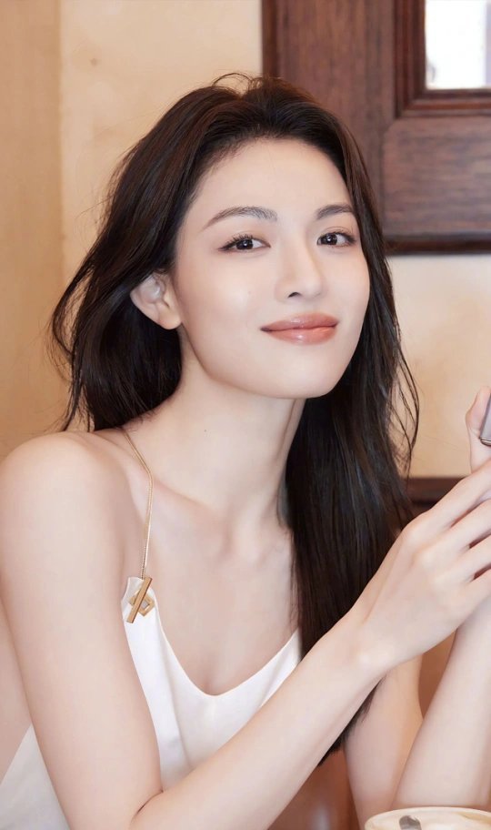 钟楚曦金狮大赏最佳女配角钟楚曦凭借金狮大赏最佳女配角的荣誉，再次用实力证明了自己