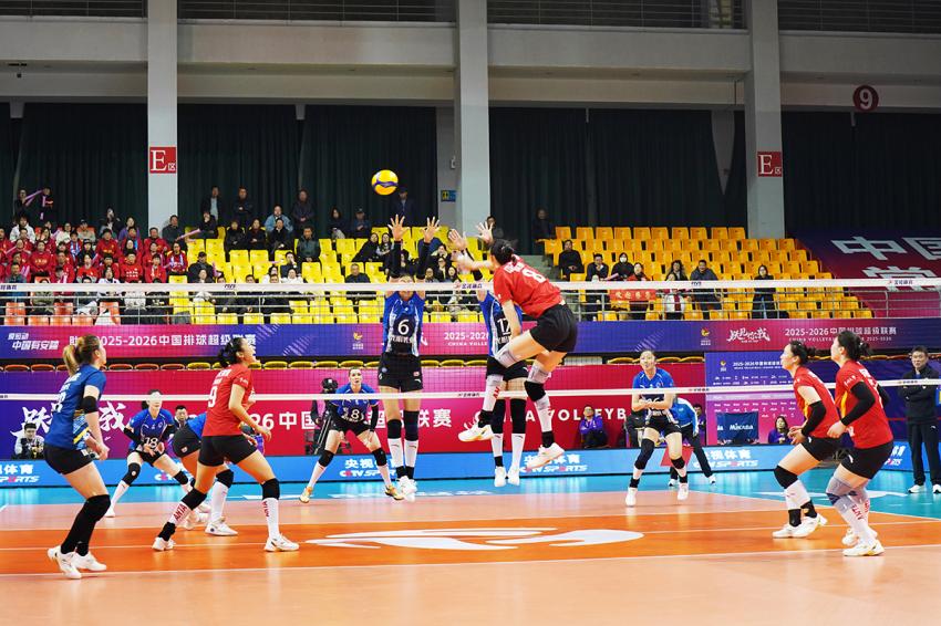 今晚将直播中国排球超级联赛女子决赛的巅峰对决。上海光明优倍女排已到背水一战的境地