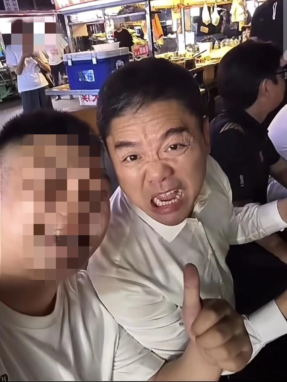 男人都一样，刘强东喝多了也真性情流露一开始衬衫笔挺，单手叉腰，
