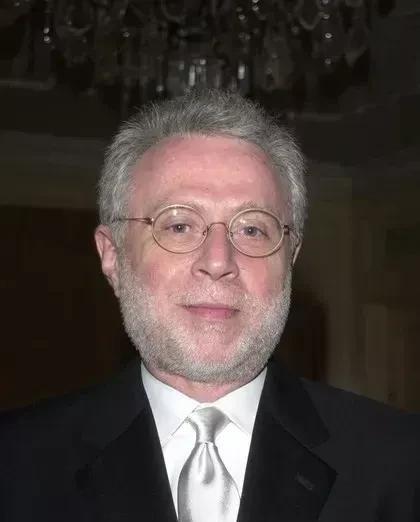 美国著名经济学家理查德沃尔夫有一个观点：中国的制度优势让美国感到害怕，这是一切问