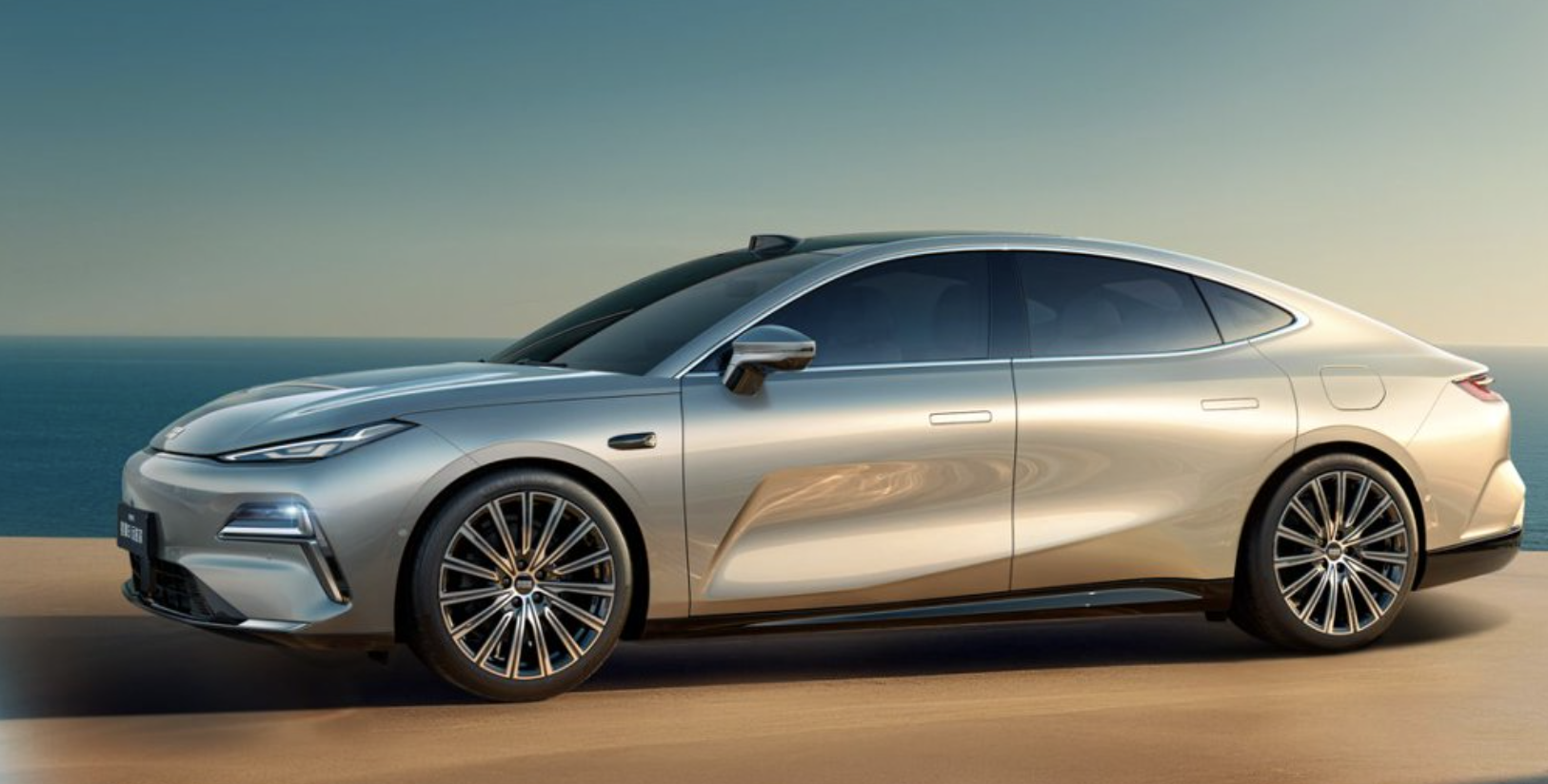 这次吉利银河星耀8远航家系列的加新，其实信息量挺大：首先是核心三件套之一——