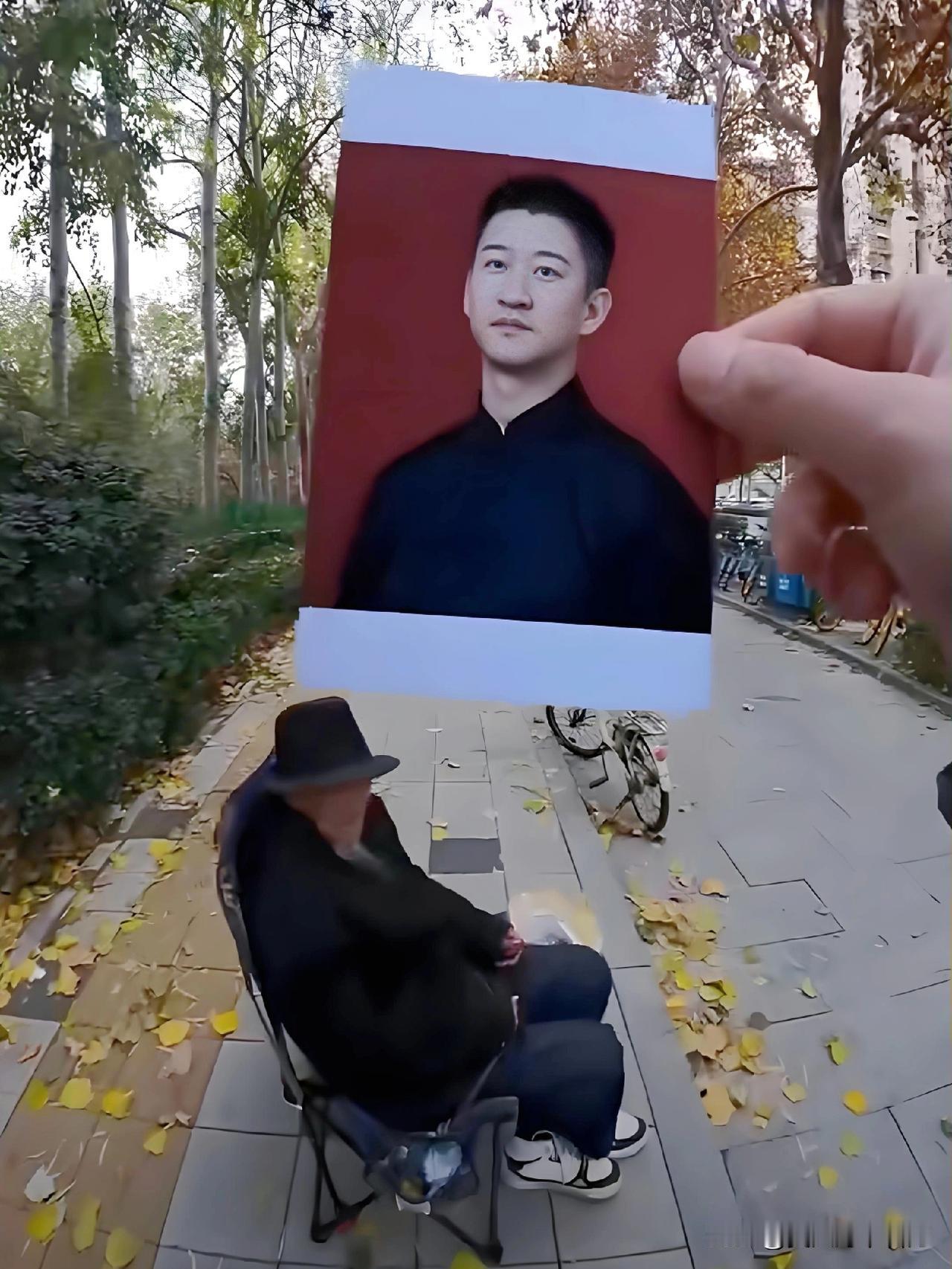 曹云金有无可能重回德云社？近日，有好事网友，手持曹云金近照，请公园大爷观其面