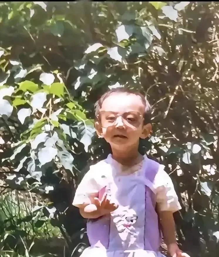 这真是引起全网群嘲的男人了。看到张维伊这个习惯了，手永远拖着腮，是牙疼吧，还永