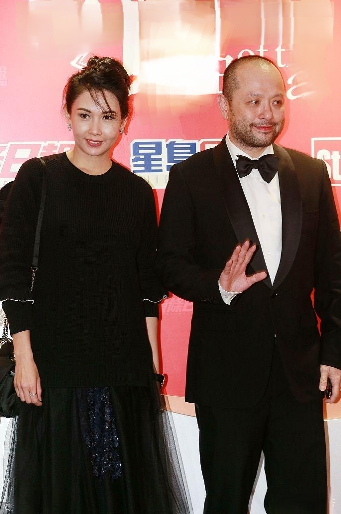 那年邱淑贞与沈嘉伟大婚。婚礼当天，沈嘉伟就接到一个嘲讽电话:“你老婆是王晶的情人
