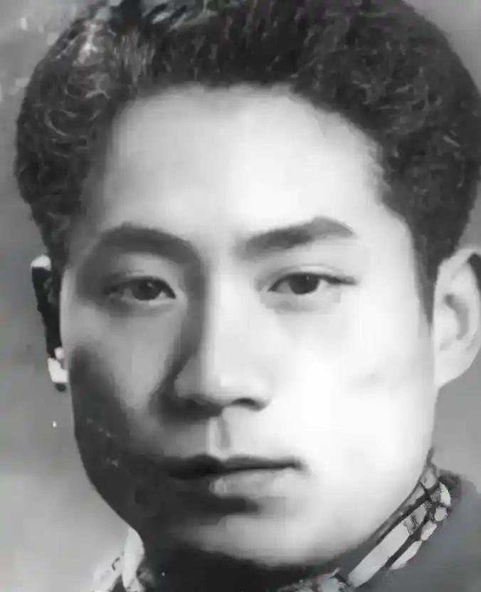 1947年，地下党员刘文斌不知楼梯口已有人埋伏，正推门进来，对面杂货铺九岁的小男
