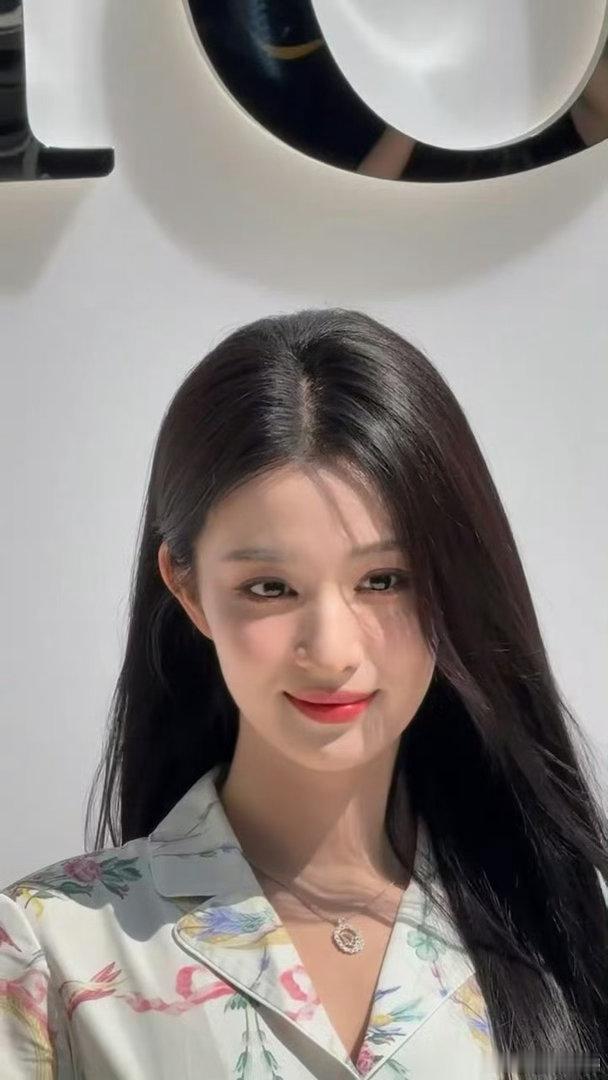 王楚然差点摔倒那一下王楚然被绊那一下神图有了🥺本来平平无奇的出行路透，因为踉跄