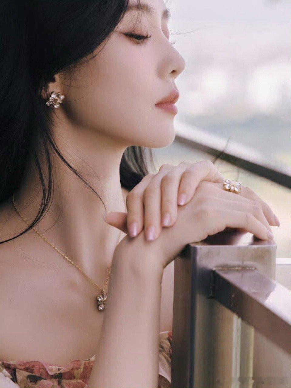 刘诗诗这身印花裙美出新高度，露肩设计优雅又不失小性感，站在那就是一幅行走的名画。