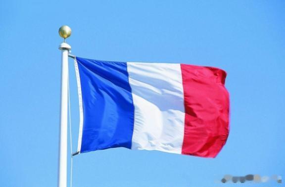 马克龙是一个字都没有批评美国！1月4日，针对美国侵略委内瑞拉的行为，马克龙表示，