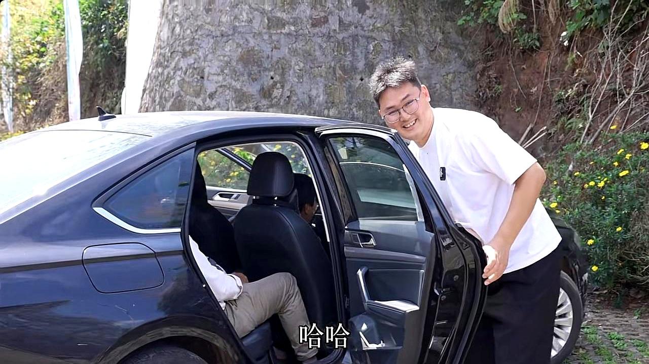 网红小二娃账号停更半月，头像黑了，动态删光，300多万粉丝蹲不到新视频。这事