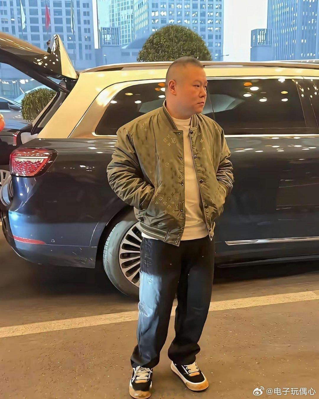 好歹也是一线巨星啊，怎么穿的衣服这么廉价呢？对不起他的档次。